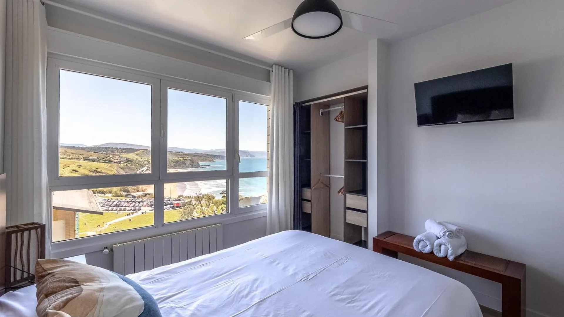 Primera Linea De Playa Surf & Beach Sopelana